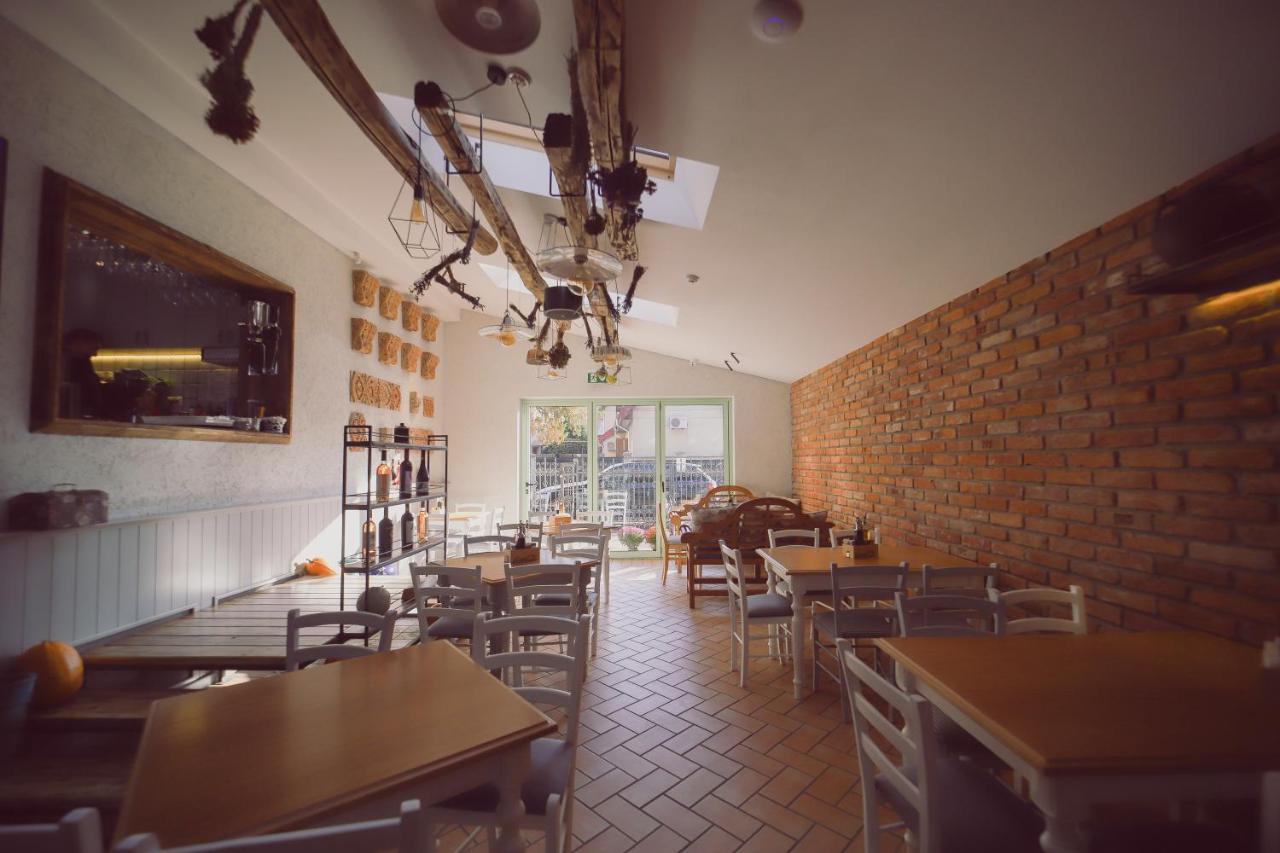 Villa Piazzetta Bacău エクステリア 写真